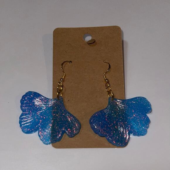 Handmade epoxy resin flower dangle earrings - Light blue glitter rosegold flecks - Picture 2 of 4
